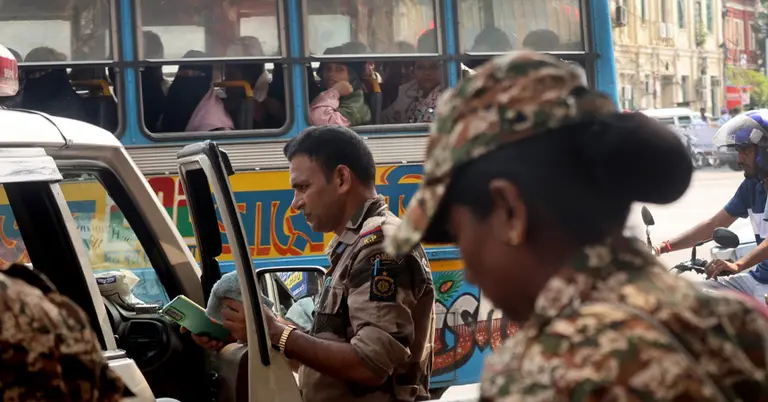 তল্লাশি চালাচ্ছে পুলিশ